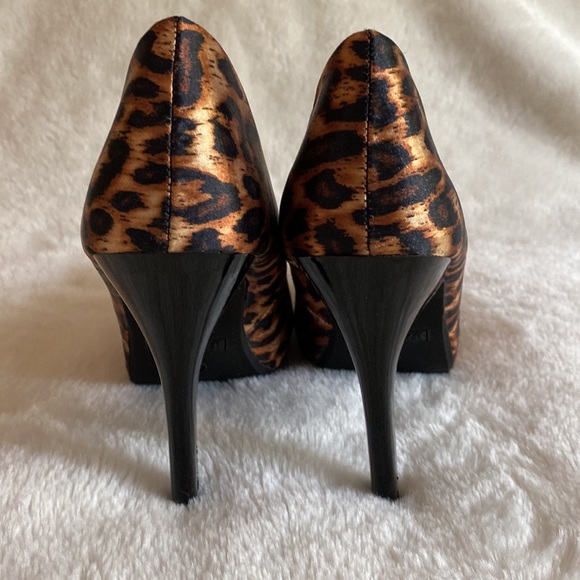 NEW BAMBOO Satin Leopard Print Platform Pumps Size 7 1/2 - Picture 4 of 15